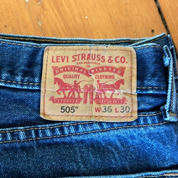 Levi’s dark wash 505 jeans - Picture 2 of 3